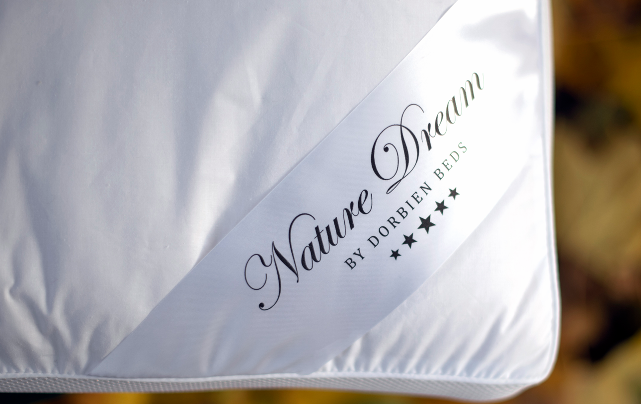 Nature Dream ‑sijauspatja – luonnollista ylellisyyttä Talalay-lateksilla, villalla ja hevosenjouhella. Hengittävä, paineita lievittävä ja täydellisesti kehoa myötäilevä – herää levänneenä joka aamu.