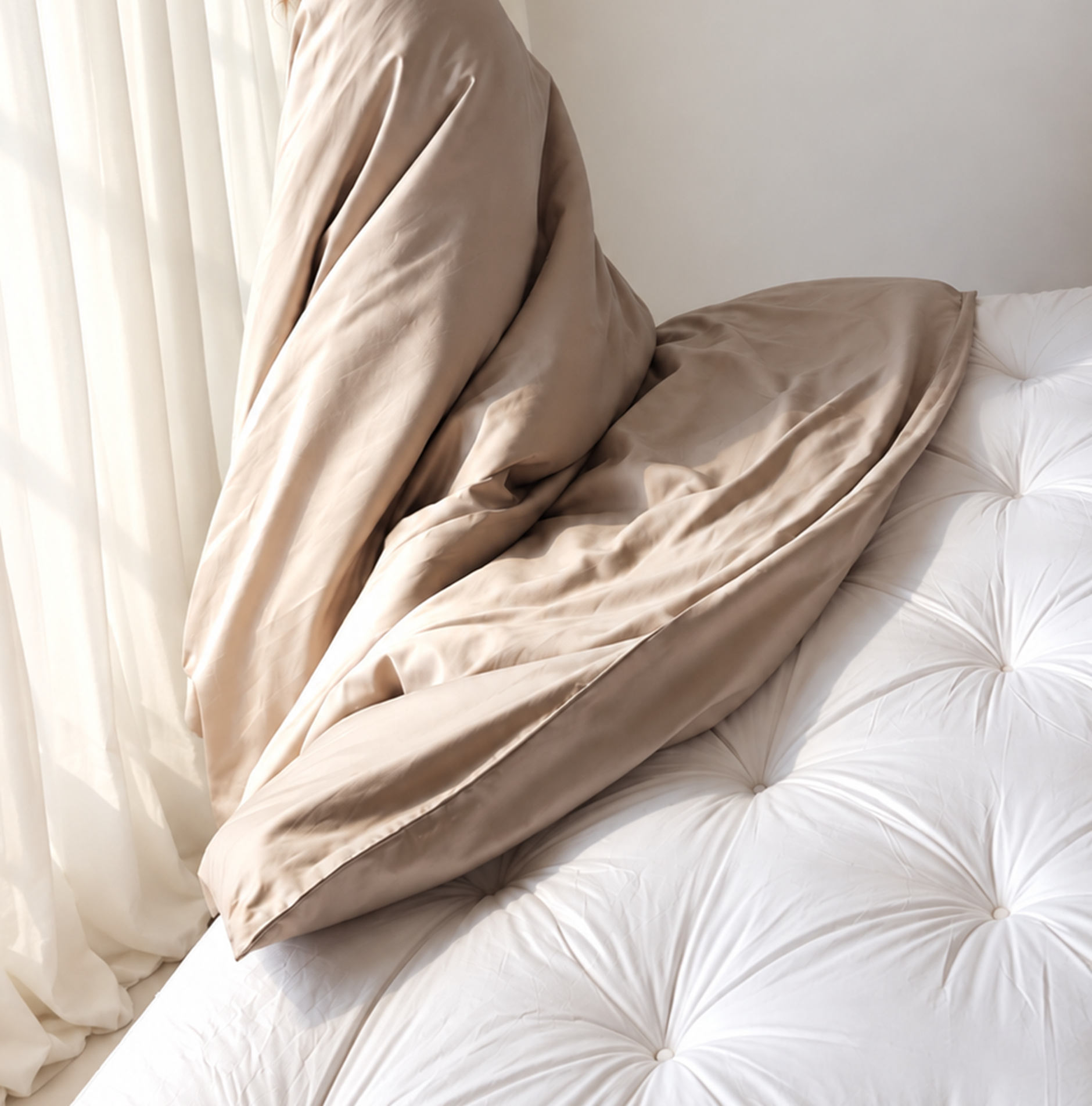 Premium Satin – hiekan sävyinen petaus